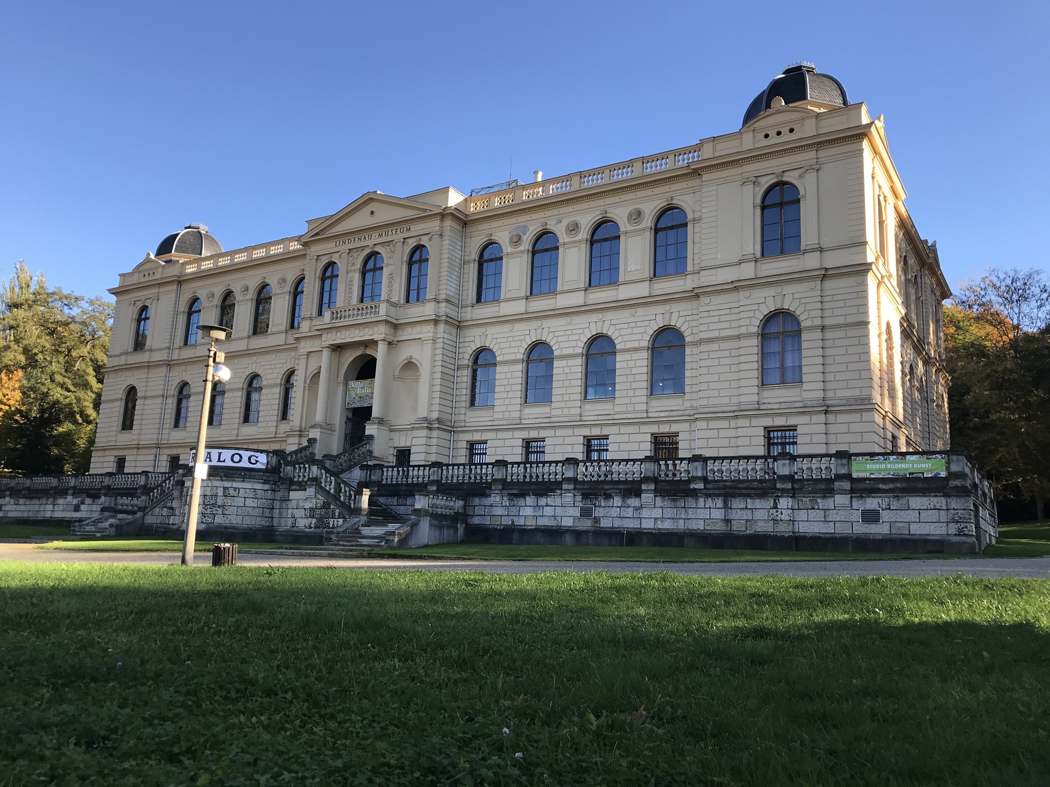 Vordere Ansicht Lindenaumuseum Altenburg – Umgebung und Alternative zum Hotel